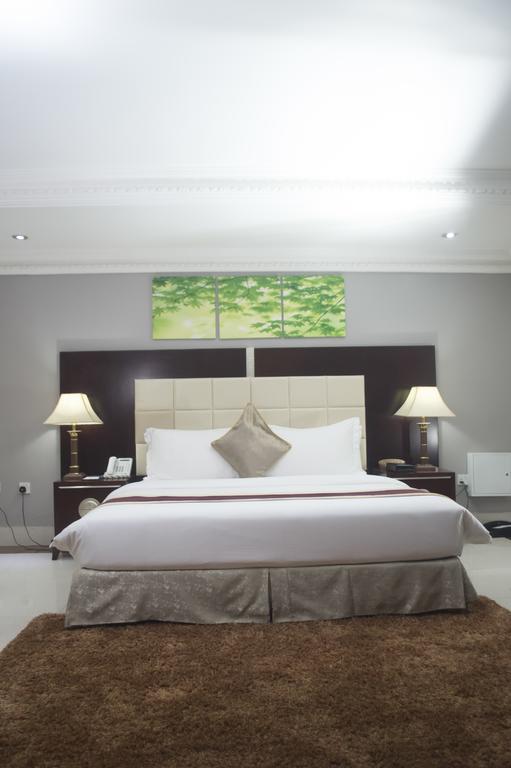 Grandbee Suites Ikeja Exterior foto
